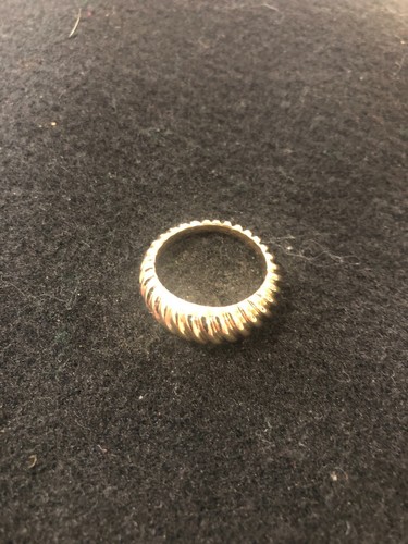 Anello bellissimo tono oro