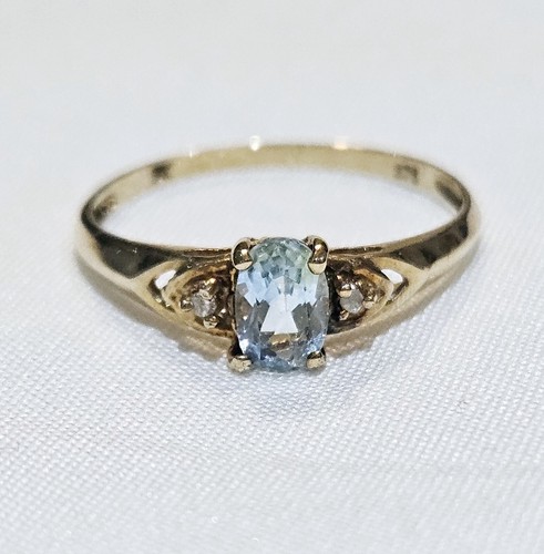 Anello oro pietra blu pallido